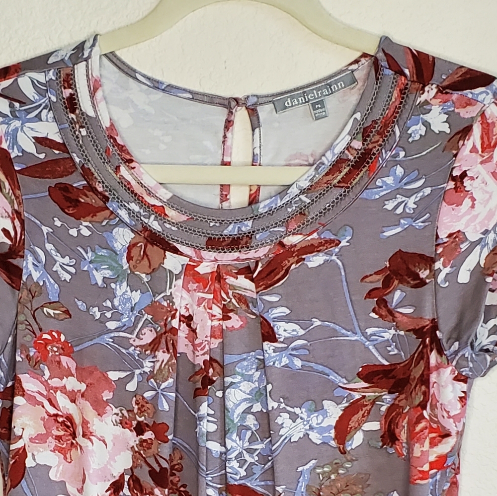 Daniel Rainn Floral Top - Picture 2 of 7